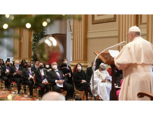 Popiežius diplomatams: reikia įveikti nepasitikėjimo krizę